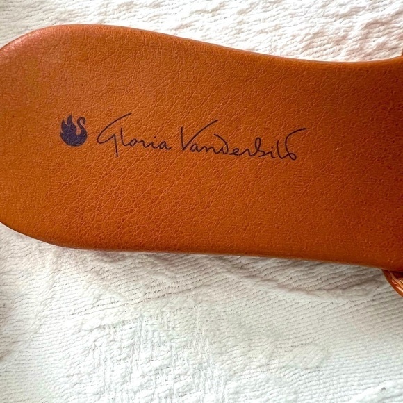 Gloria Vanderbilt: New Brown Leather Upper Wide Band, Sandals. Size 9 - Picture 7 of 8